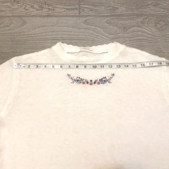VINTAGE Lightweight White Floral Detail Sweater - Picture 7 of 8